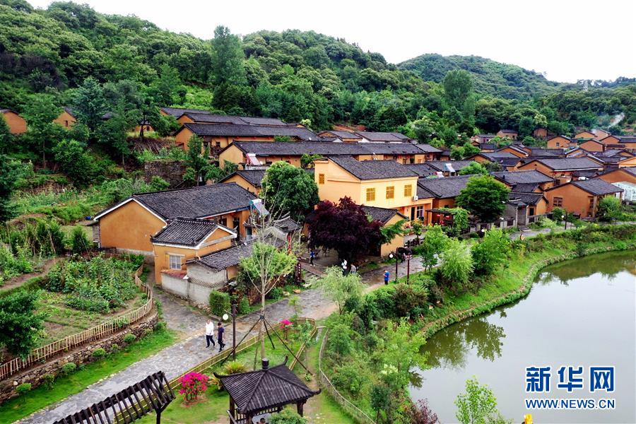 （新華全媒頭條&middot;走向我們的小康生活&middot;圖文互動(dòng)）（2）大山深處有&ldquo;新家&rdquo;&mdash;&mdash;大別山村繪出現(xiàn)代版&ldquo;富春山居圖&rdquo;
