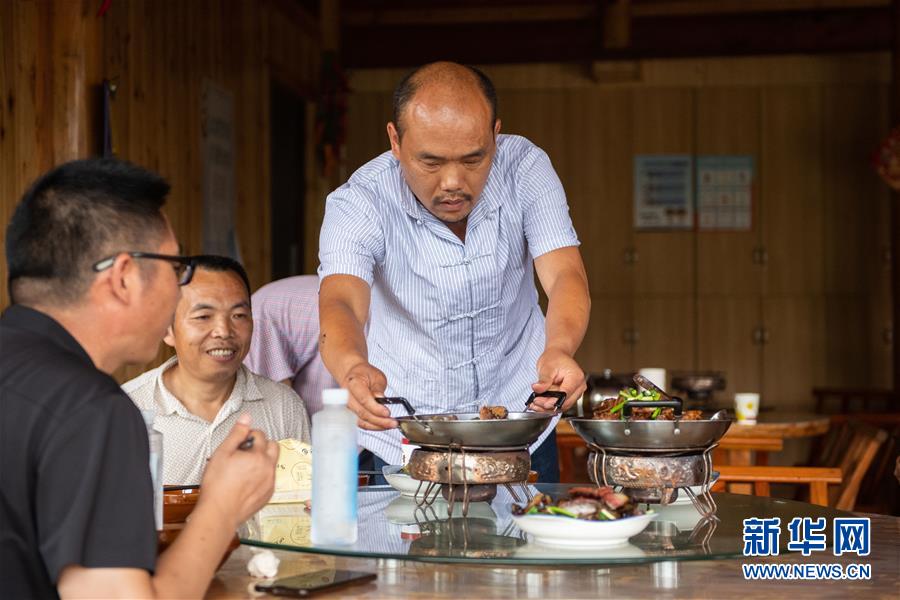 （新華全媒頭條&middot;走向我們的小康生活&middot;圖文互動(dòng)）（9）那山，那人，那苗寨&mdash;&mdash;十八洞村三代人的奮斗史