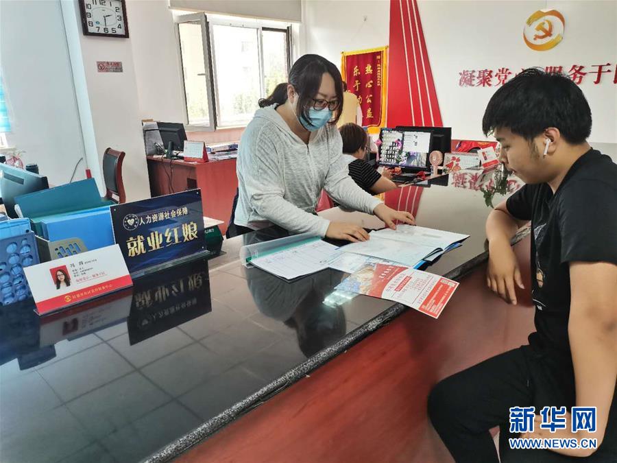 （新華網(wǎng)&middot;圖文互動(dòng)）（2）&ldquo;就業(yè)紅娘&rdquo;忙&ldquo;牽線&rdquo;