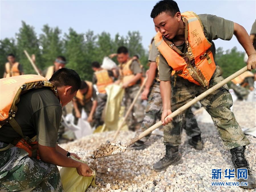 （圖文互動）（4）五十勇士戰(zhàn)江洲&mdash;&mdash;陸軍第71集團軍某旅工兵連黨員突擊隊九江搶險記事