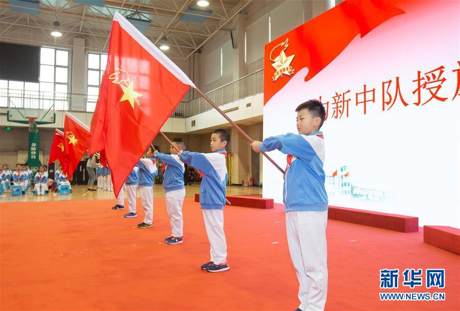 （新華全媒頭條&middot;圖文互動）（3）&ldquo;美麗的中國夢屬于你們&rdquo;&mdash;&mdash;以習(xí)近平同志為核心的黨中央關(guān)心少年兒童工作紀實