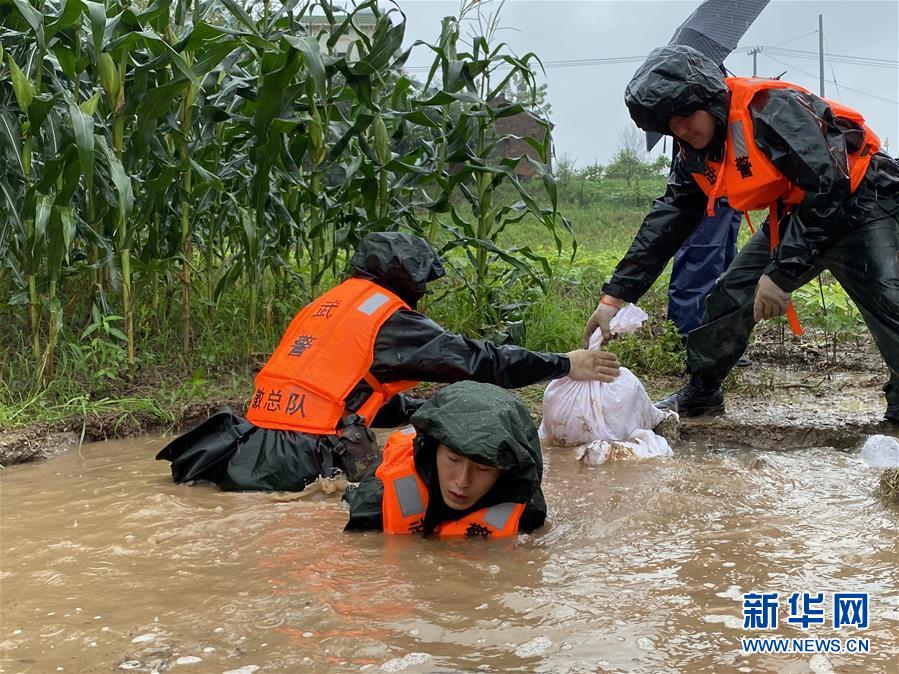 （新華全媒頭條&middot;圖文互動(dòng)）（4）青春出列&mdash;&mdash;暴雨洪峰中的熱血成人禮