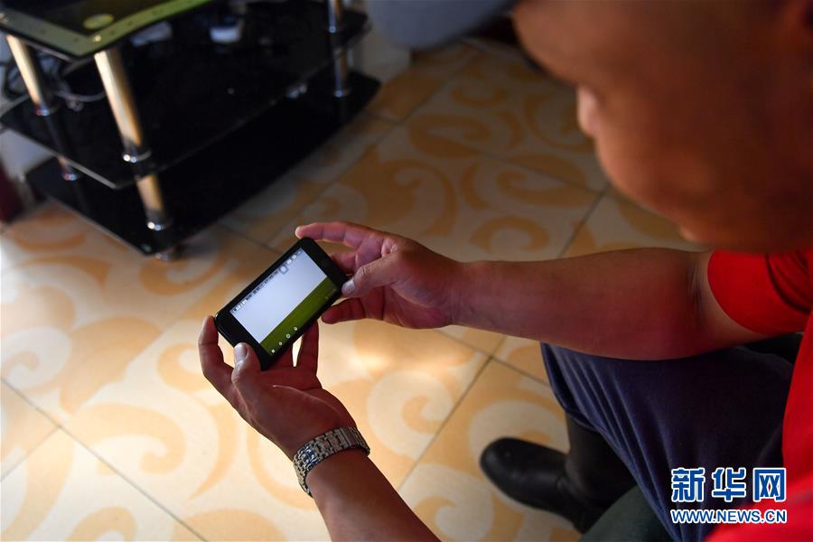 （走向我們的小康生活&middot;圖文互動(dòng)）（4）草原有了網(wǎng)，手機(jī)能放羊&mdash;&mdash;看呼倫貝爾大草原牧民生活變了樣 