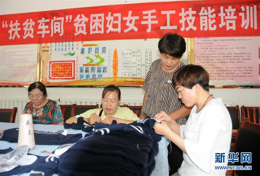 （決戰(zhàn)決勝脫貧攻堅(jiān)&middot;圖文互動(dòng)）（1）內(nèi)蒙古河套：一雙巧手、一副棒針、一團(tuán)毛線打造貧困戶&ldquo;炕頭經(jīng)濟(jì)&rdquo;