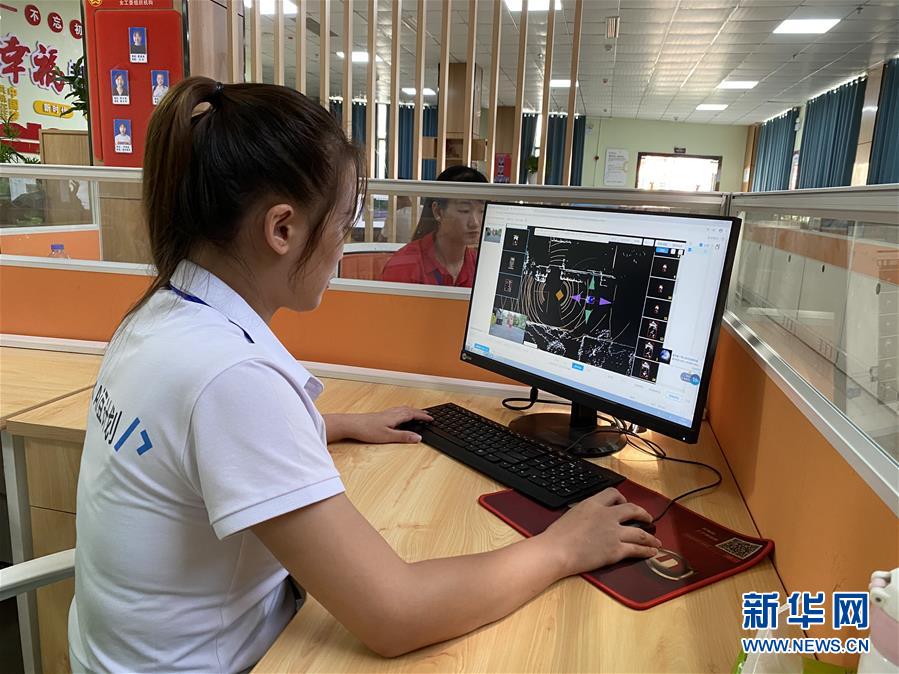 （落實(shí)&ldquo;六穩(wěn)&rdquo;&ldquo;六保&rdquo;一線(xiàn)見(jiàn)聞&middot;圖文互動(dòng)）（2）易地搬遷戶(hù)有了新身份&mdash;&mdash;貴州萬(wàn)山扶貧安置點(diǎn)巧打&ldquo;就業(yè)牌&rdquo;