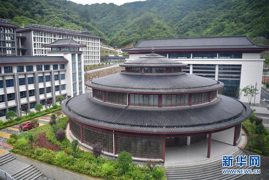 （新華視點&middot;圖文互動）（4）學(xué)校建漂亮點本無錯，為何這所&ldquo;豪華中學(xué)&rdquo;讓人困惑？