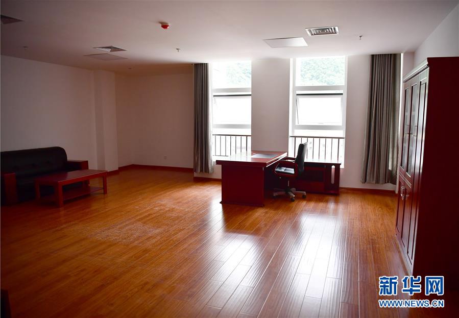 （新華視點&middot;圖文互動）（6）學(xué)校建漂亮點本無錯，為何這所&ldquo;豪華中學(xué)&rdquo;讓人困惑？