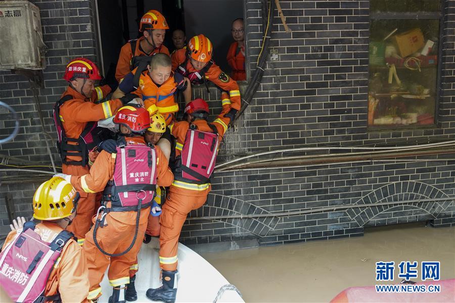 （防汛抗洪）（1）重慶：救援！在被洪水漫過的街巷之間