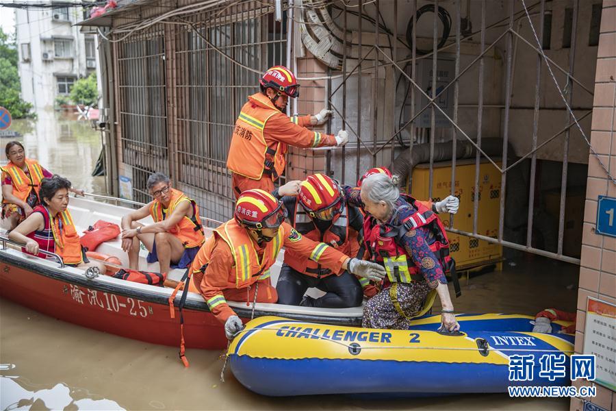 （防汛抗洪&middot;圖文互動(dòng)）（11）筑起防大汛的堅(jiān)強(qiáng)防線&mdash;&mdash;重慶防御長(zhǎng)江、嘉陵江過境洪峰現(xiàn)場(chǎng)記錄