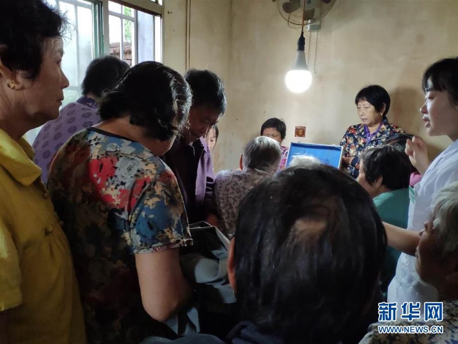 （總書(shū)記推動(dòng)的改革身邊事&middot;醫(yī)療改革篇&middot;圖文互動(dòng)）（2）特寫(xiě)：&ldquo;坐堂醫(yī)生&rdquo;變身&ldquo;健康管家&rdquo;&mdash;&mdash;一個(gè)鄉(xiāng)鎮(zhèn)家庭醫(yī)生團(tuán)隊(duì)的診療記錄