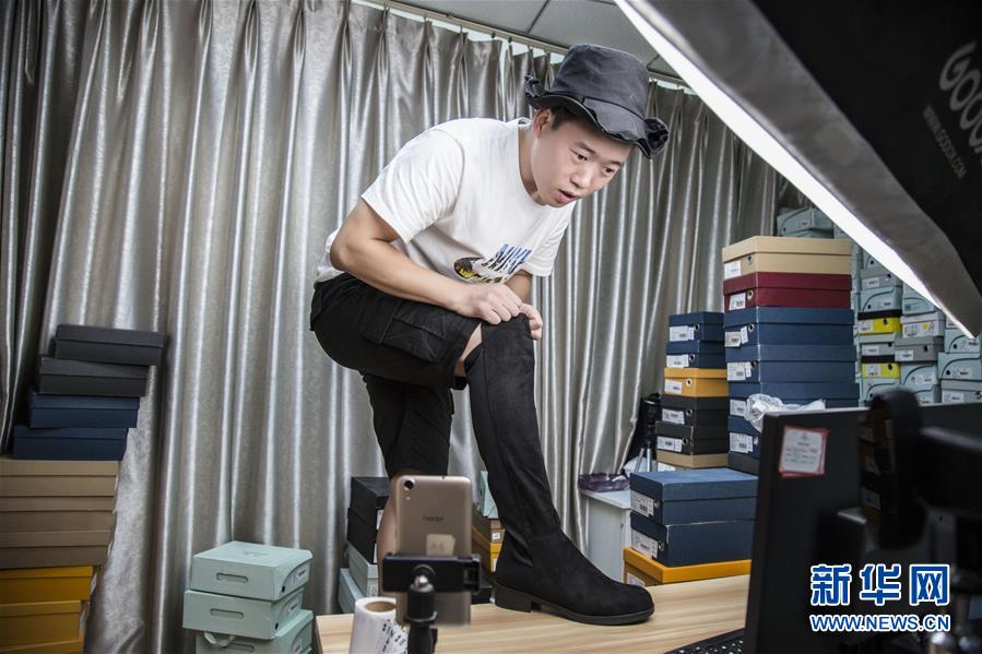 （總書記推動的改革身邊事&middot;就業(yè)創(chuàng)業(yè)改革篇&middot;圖文互動）（3）特寫：&ldquo;網(wǎng)絡主播背后是轟鳴的工廠&rdquo;&mdash;&mdash;聆聽經(jīng)濟復蘇的新訊號