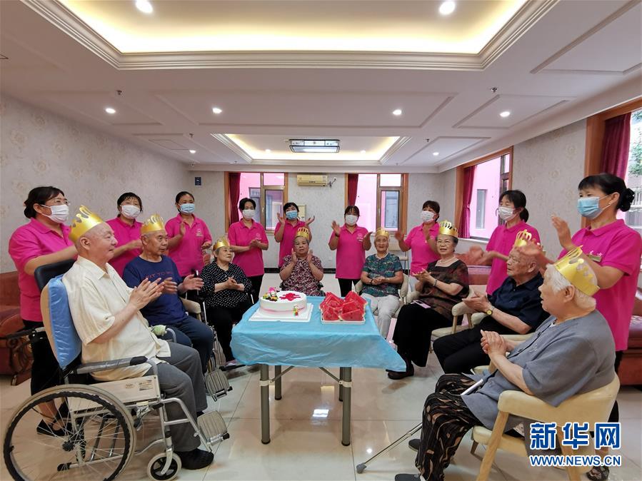（總書記推動的改革身邊事&middot;養(yǎng)老改革篇&middot;圖文互動）（3）特寫：&ldquo;我給現(xiàn)在的生活打滿分&rdquo;&mdash;&mdash;民辦養(yǎng)老院里的&ldquo;夕陽紅&rdquo;