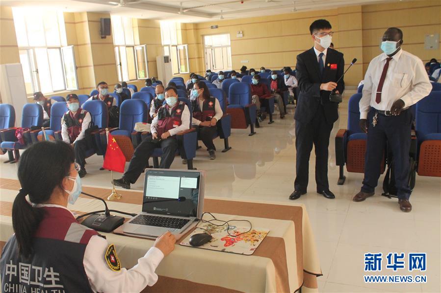 (國際·圖文互動)(1)中國抗疫醫(yī)療專家組對南蘇丹疫情防控人員開展培訓