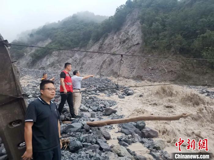 工作人員正在查勘泥石流災(zāi)情。　劉偉建 攝
