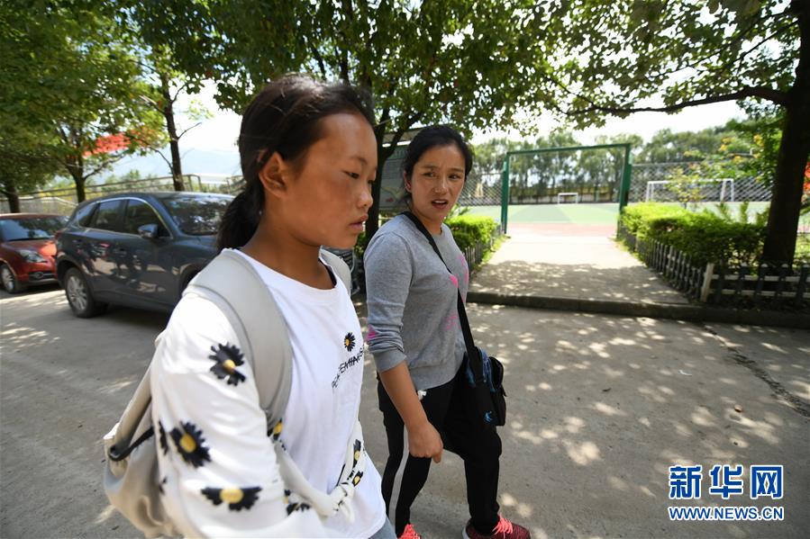 （熱點(diǎn)鮮報(bào)&middot;圖文互動(dòng)）（1）為了大涼山的下一代，她奔赴在助學(xué)路上