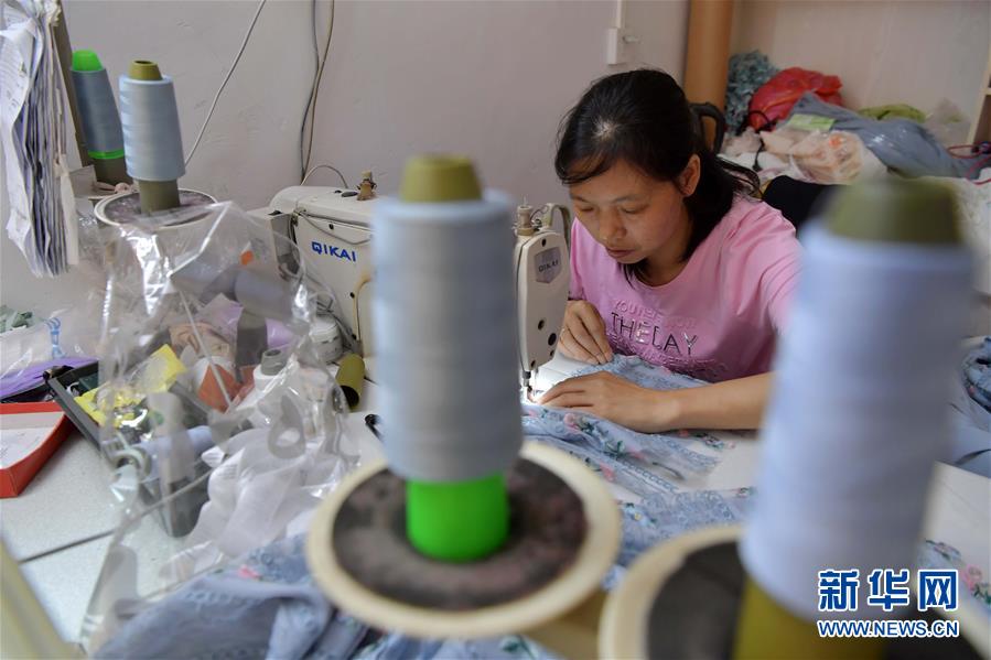 （走向我們的小康生活&middot;圖文互動(dòng)）（2）&ldquo;一件衣裳&rdquo;，藏著脫貧致富新天地