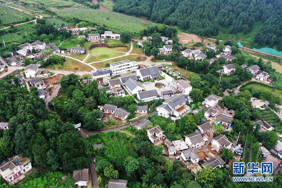 （全面建成小康社會(huì)&ldquo;百城千縣萬村調(diào)研行&rdquo;&middot;圖文互動(dòng)）（4）海雀村的&ldquo;第五代房&rdquo;