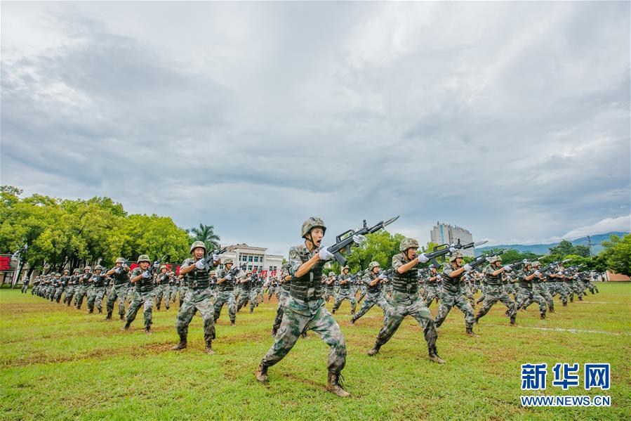 （在習(xí)近平強(qiáng)軍思想指引下&middot;我們?cè)趹?zhàn)位報(bào)告&middot;圖文互動(dòng)）（2）千里移防，鐵心跟黨走&mdash;&mdash;南部戰(zhàn)區(qū)陸軍第75集團(tuán)軍某紅軍旅政治建軍、練兵備戰(zhàn)記事
