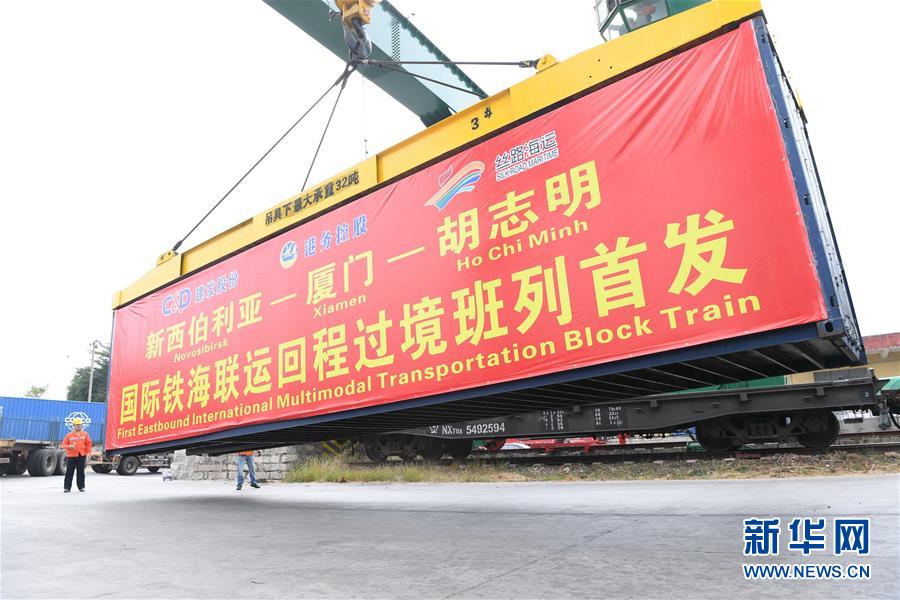 （在習(xí)近平新時(shí)代中國特色社會主義思想指引下&mdash;&mdash;新時(shí)代新作為新篇章&middot;習(xí)近平總書記關(guān)切事&middot;圖文互動）（6）我家大門常打開&mdash;&mdash;經(jīng)濟(jì)特區(qū)全方位對外開放故事