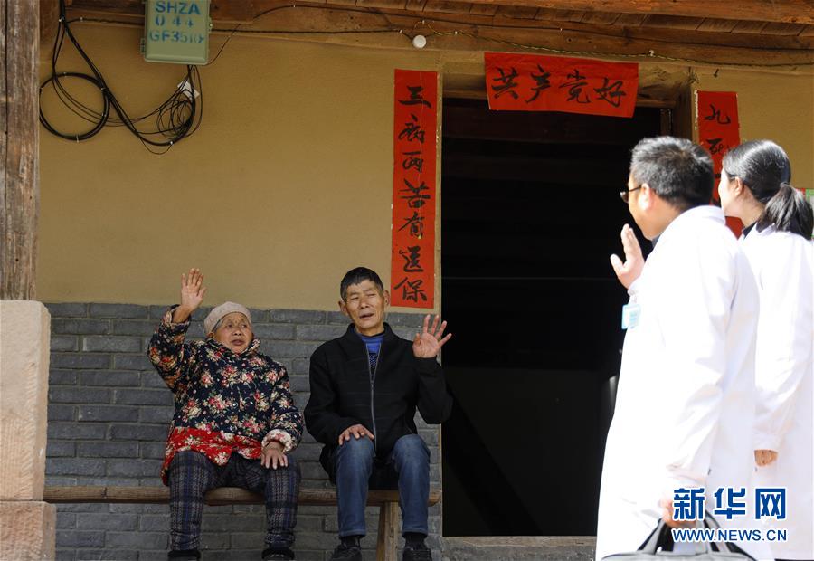（習(xí)近平的小康故事&middot;新華網(wǎng)&middot;圖文互動(dòng)）（6）&ldquo;真正解決好基層群眾看病難、看病貴問(wèn)題&rdquo;&mdash;&mdash;習(xí)近平和群眾健康的故事