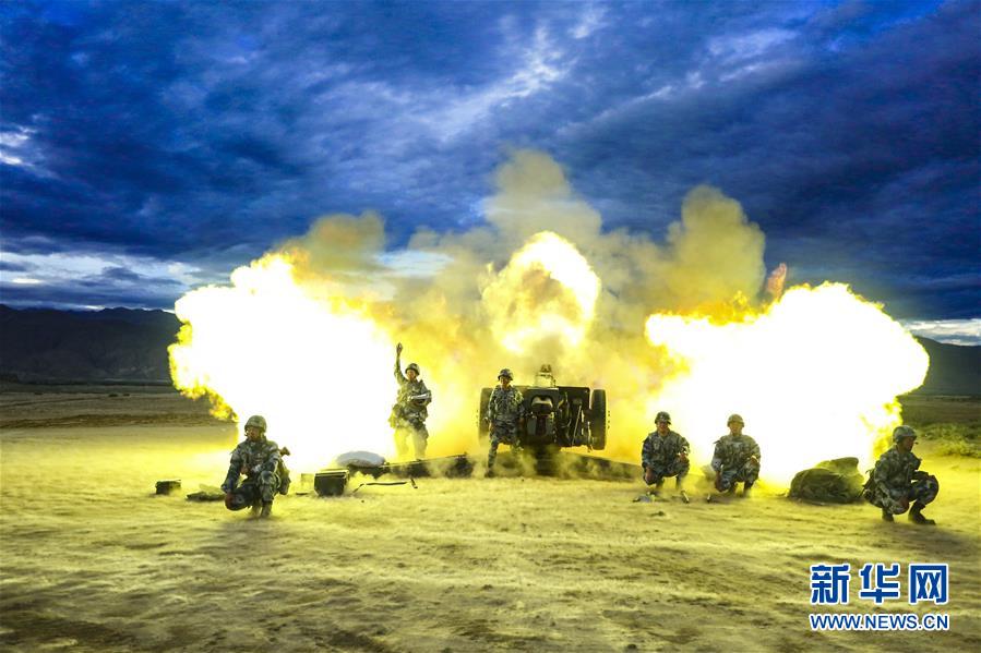 （在習(xí)近平強(qiáng)軍思想指引下&middot;我們?cè)趹?zhàn)位報(bào)告&middot;圖文互動(dòng)）（1）朵朵傘花綻放，勝戰(zhàn)精兵天降&mdash;&mdash;空降兵部隊(duì)某旅教導(dǎo)員余海龍帶領(lǐng)官兵傳承黃繼光精神記事