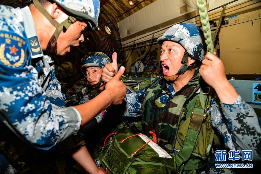 （在習(xí)近平強(qiáng)軍思想指引下&middot;我們?cè)趹?zhàn)位報(bào)告&middot;圖文互動(dòng)）（3）朵朵傘花綻放，勝戰(zhàn)精兵天降&mdash;&mdash;空降兵部隊(duì)某旅教導(dǎo)員余海龍帶領(lǐng)官兵傳承黃繼光精神記事