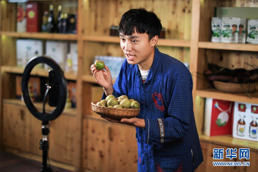 （在習(xí)近平新時代中國特色社會主義思想指引下&mdash;&mdash;新時代新作為新篇章&middot;習(xí)近平總書記關(guān)切事&middot;圖文互動）（5）精準(zhǔn)扶貧7年，十八洞村&ldquo;長&rdquo;出10余種新職業(yè)