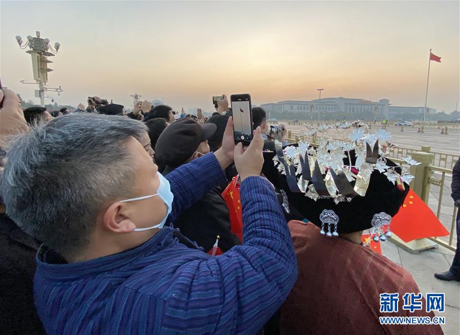 (圖文互動)(2)夢圓之后追新夢——十八洞村村民觀看升國旗儀式特寫
