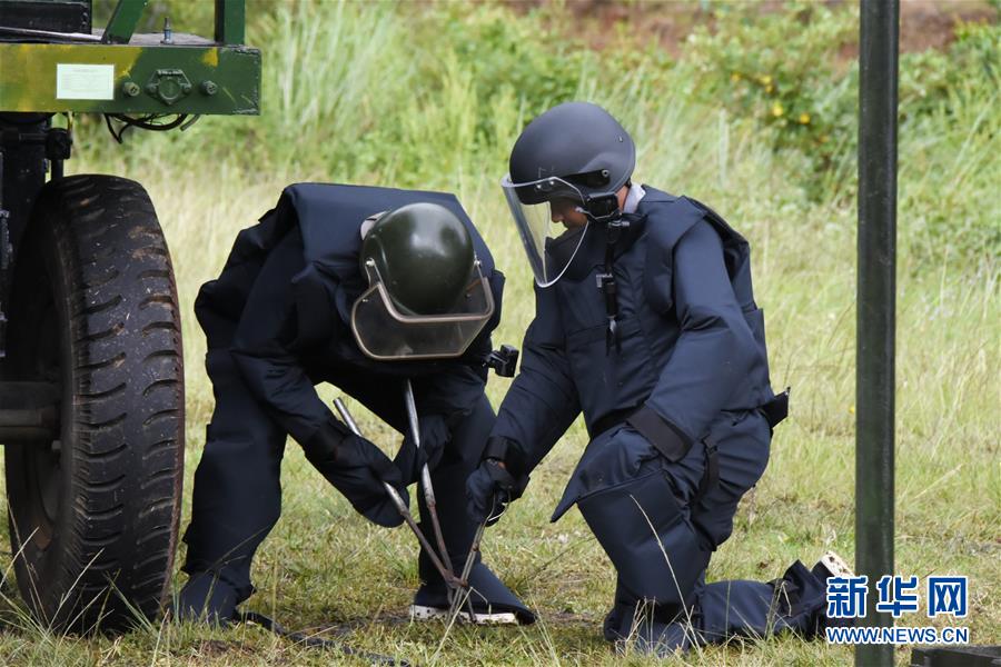 （在習(xí)近平強(qiáng)軍思想指引下&middot;我們?cè)趹?zhàn)位報(bào)告&middot;圖文互動(dòng)）（4）牢記統(tǒng)帥囑托  做刀尖上的舞者&mdash;&mdash;記聯(lián)勤保障部隊(duì)某報(bào)廢武器彈藥銷毀站參謀長(zhǎng)陳雪禮