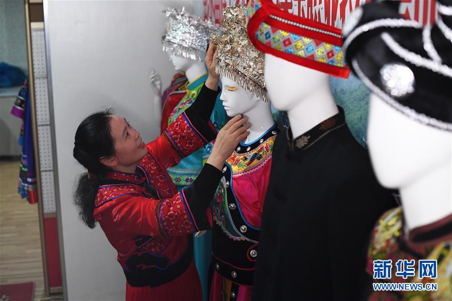 （兩會人物&middot;圖文互動）（5）帶娃、賺錢兩不誤&mdash;&mdash;一位農民工代表眼中的脫貧新工作