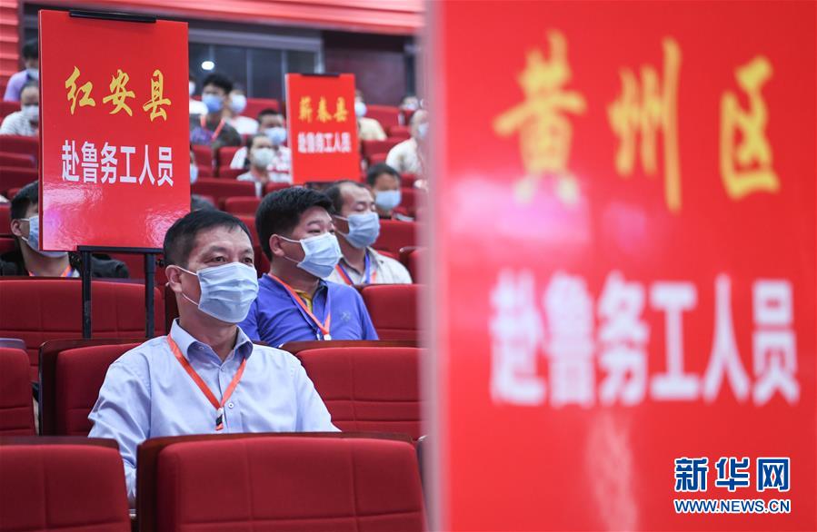 （兩會(huì)&middot;熱點(diǎn)畫(huà)報(bào)）（15）代表委員建言統(tǒng)籌做好經(jīng)濟(jì)社會(huì)發(fā)展工作