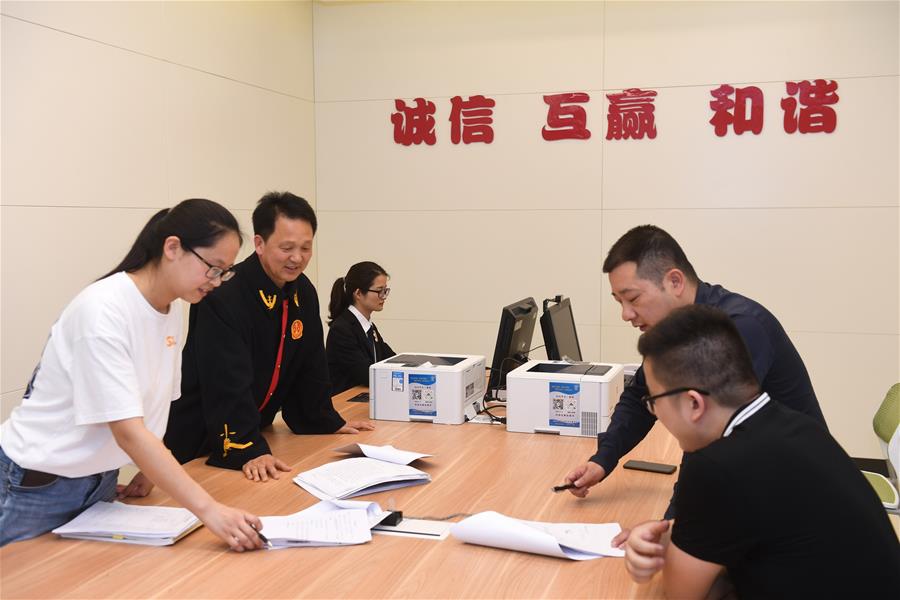 （&ldquo;中國(guó)面貌&rdquo;系列述評(píng)&middot;圖文互動(dòng)）（7）法治中國(guó)&mdash;&mdash;70年中國(guó)面貌變遷述評(píng)之四