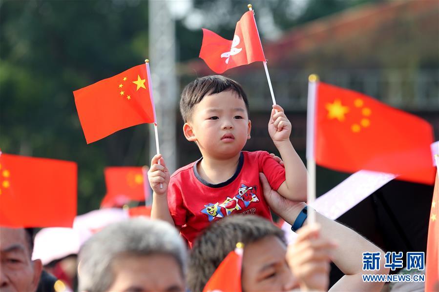（圖文互動）（2）&ldquo;我和我的祖國，一刻也不能分割&rdquo;&mdash;&mdash;解放軍駐香港部隊與市民共同慶祝國慶70周年見聞