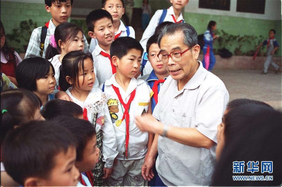 （新華全媒頭條&middot;圖文互動）（8）凝聚民族復興的精神偉力&mdash;&mdash;以習近平同志為核心的黨中央重視思想道德建設關心關愛道德模范紀實