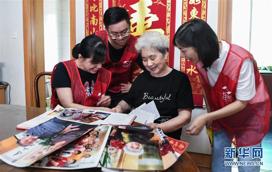 （新華全媒頭條&middot;圖文互動）（1）凝心鑄師魂　立德育新人&mdash;&mdash;以習(xí)近平同志為核心的黨中央關(guān)心教師隊伍建設(shè)紀(jì)實
