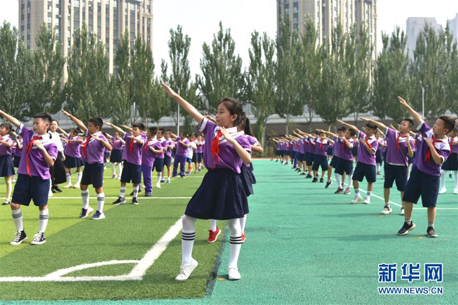 （體育&middot;圖文互動）（1）（在習(xí)近平新時代中國特色社會主義思想指引下&mdash;&mdash;新時代新作為新篇章&middot;總書記關(guān)心的百姓身邊事）奔跑吧，少年！&mdash;&mdash;體育讓孩子們插上強(qiáng)壯的翅膀（配本社同題文字稿）