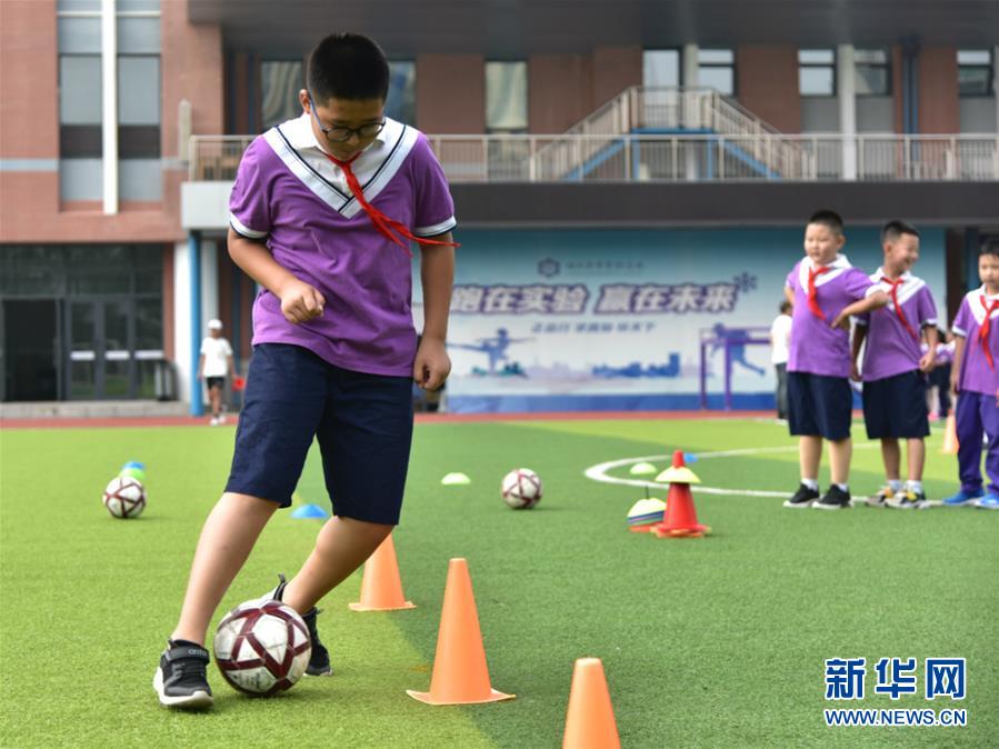 （體育&middot;圖文互動）（2）（在習(xí)近平新時代中國特色社會主義思想指引下&mdash;&mdash;新時代新作為新篇章&middot;總書記關(guān)心的百姓身邊事）奔跑吧，少年！&mdash;&mdash;體育讓孩子們插上強(qiáng)壯的翅膀（配本社同題文字稿）