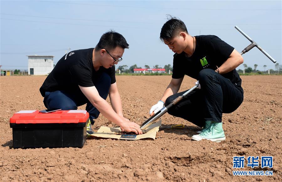 （在習(xí)近平新時(shí)代中國(guó)特色社會(huì)主義思想指引下&mdash;&mdash;新時(shí)代新作為新篇章&middot;總書(shū)記關(guān)心的百姓身邊事&middot;圖文互動(dòng)）（6）&ldquo;農(nóng)&rdquo;字頭照樣&ldquo;大&rdquo;作為&mdash;&mdash;豐收時(shí)節(jié)看涉農(nóng)高校人才在希望的田野