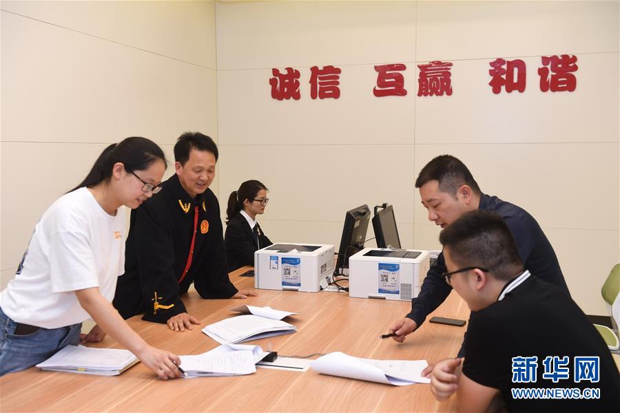 （新華全媒頭條&middot;圖文互動）（8）開啟法治中國新時(shí)代&mdash;&mdash;以習(xí)近平同志為核心的黨中央推進(jìn)全面依法治國紀(jì)實(shí)