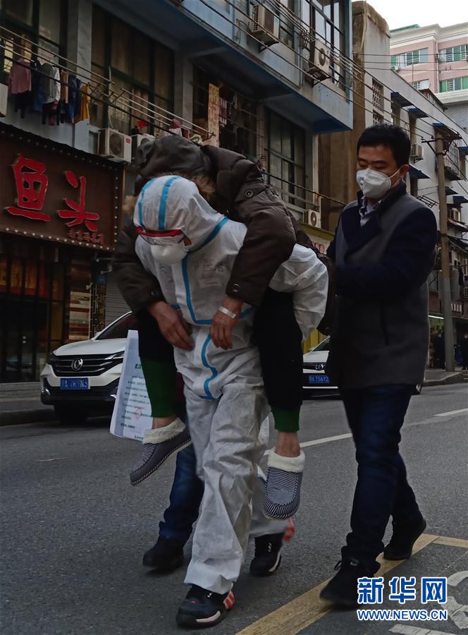 （習(xí)近平致敬的戰(zhàn)&ldquo;疫&rdquo;英雄&middot;公安干警篇&middot;圖文互動(dòng)）（4）他們，抗疫一線鑄警魂