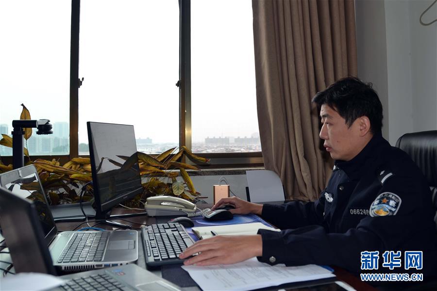 （習(xí)近平致敬的戰(zhàn)&ldquo;疫&rdquo;英雄&middot;公安干警篇&middot;圖文互動(dòng)）（8）他們，抗疫一線鑄警魂
