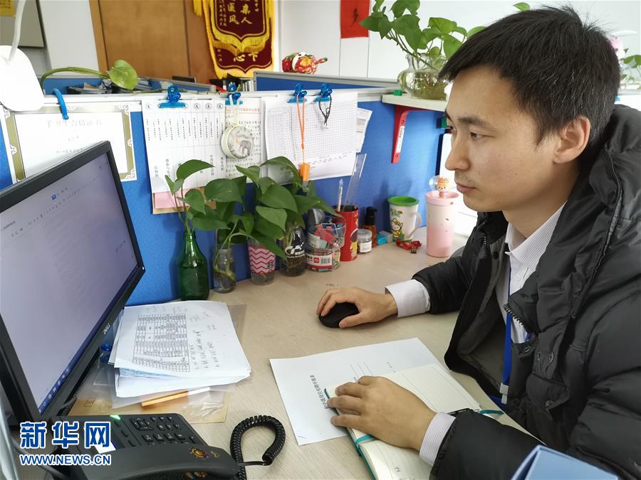 （在習近平新時代中國特色社會主義思想指引下&mdash;&mdash;新時代新作為新篇章&middot;習近平總書記關(guān)切事&middot;圖文互動）（5）錘煉意志　輕裝上陣&mdash;&mdash;黨員干部在一線磨礪閃光故事
