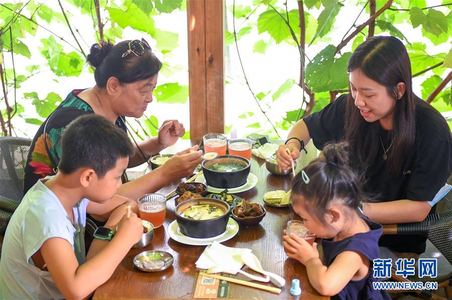 （在習(xí)近平新時(shí)代中國特色社會(huì)主義思想指引下&mdash;&mdash;新時(shí)代新作為新篇章&middot;習(xí)近平總書記關(guān)切事&middot;圖文互動(dòng)）（6）珍惜盤中餐，狠剎浪費(fèi)風(fēng)&mdash;&mdash;各地積極行動(dòng)堅(jiān)決制止餐飲浪費(fèi)