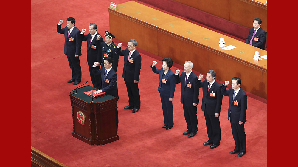 國務(wù)院副總理、國務(wù)委員、秘書長進(jìn)行憲法宣誓