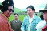 畢世祥在理塘縣慰問農(nóng)牧民