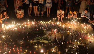 昆山市民在昆山市民廣場哀悼死者、為傷者祈福