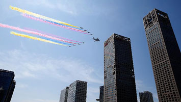 直升機(jī)組成&ldquo;70&rdquo;字樣飛過(guò)國(guó)貿(mào)