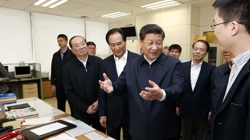 習(xí)近平在新華社同&ldquo;走基層&rdquo;回來(lái)的記者交談