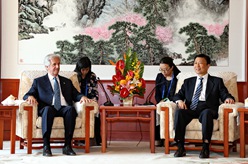 李源潮會見烏拉圭總統塔瓦雷&middot;巴斯克斯