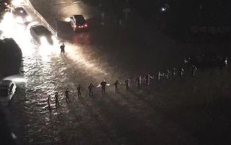 暴雨中的&ldquo;最美人墻&rdquo;找到了！